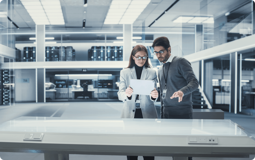 Due tecnici stanno consultando un argomento insieme.